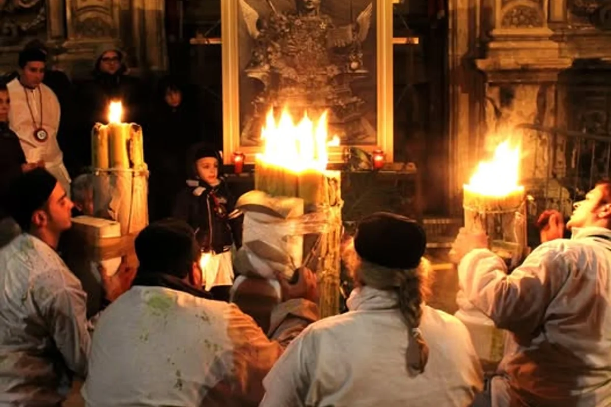 Devoti con ceri davanti a Sant'Agata